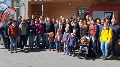 Bunt gemischt war die Wanderergruppe, die beim Emmausgang der Feuerwehr Burkhardsreuth den Kulm erkundete. (Bild: Johannes Schwemmer)