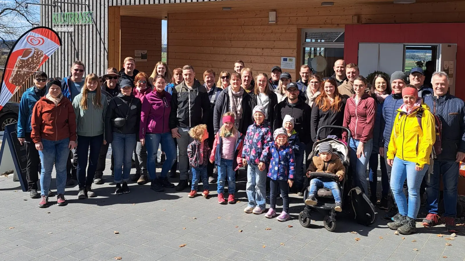 Bunt gemischt war die Wanderergruppe, die beim Emmausgang der Feuerwehr Burkhardsreuth den Kulm erkundete. (Bild: Johannes Schwemmer)
