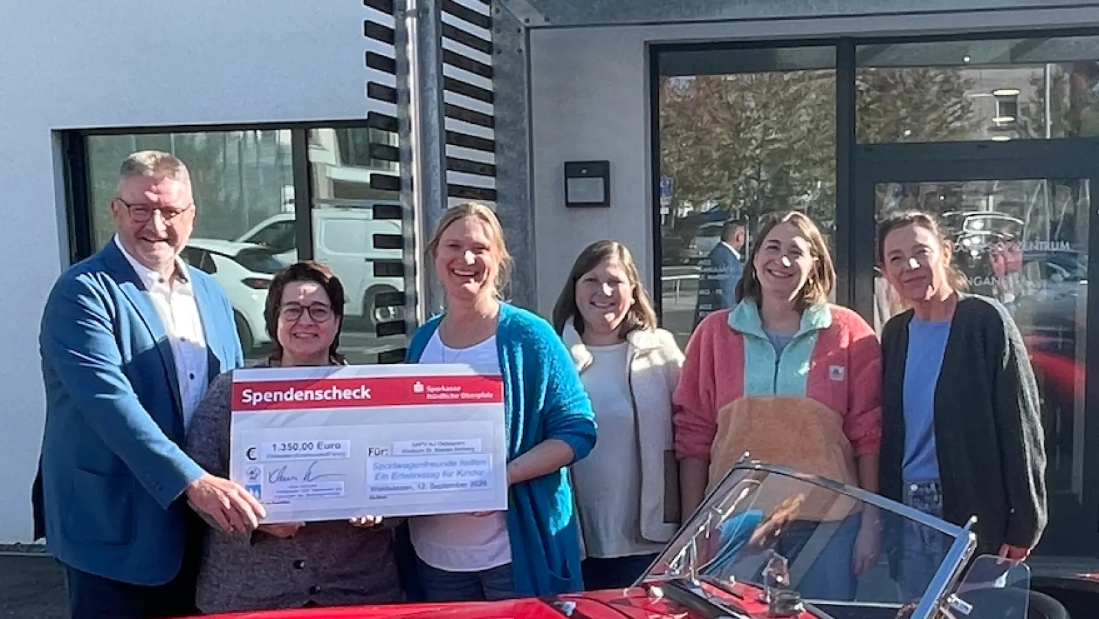 Im Bild von links: Klaus Schuster/OGV-Vorsitzender und Organisator Sportwagenevent, Jana Fickel/Pflegereische Teamleitung, Dr. Sonja Gromer/Ärztliche Teamleitung, Theresa Berner, Dr. Pauline Hösel, Isabella Kummert. (Bild: Klaus Schuster)