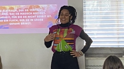 Efua Traoré gewährte den Schülern zweisprachig einen spannenden Einblick in ihre Kindheit, geprägt von der Kultur Nigerias, und ihr kreatives Schaffen als Autorin. (Bild: Petra Giebisch)
