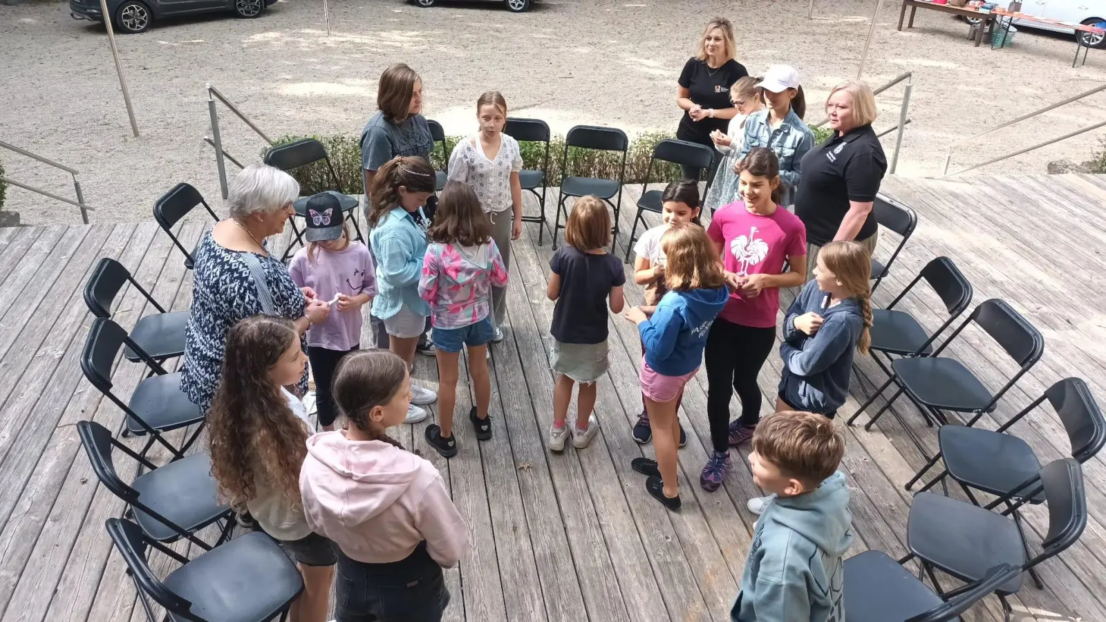 Beim ersten Spiel mussten nachgeahmt werden, um gemischte Pärchen für einen Kennenlernrunde zusammenzufinden. (Bild: Wolfgang Bräutigam)