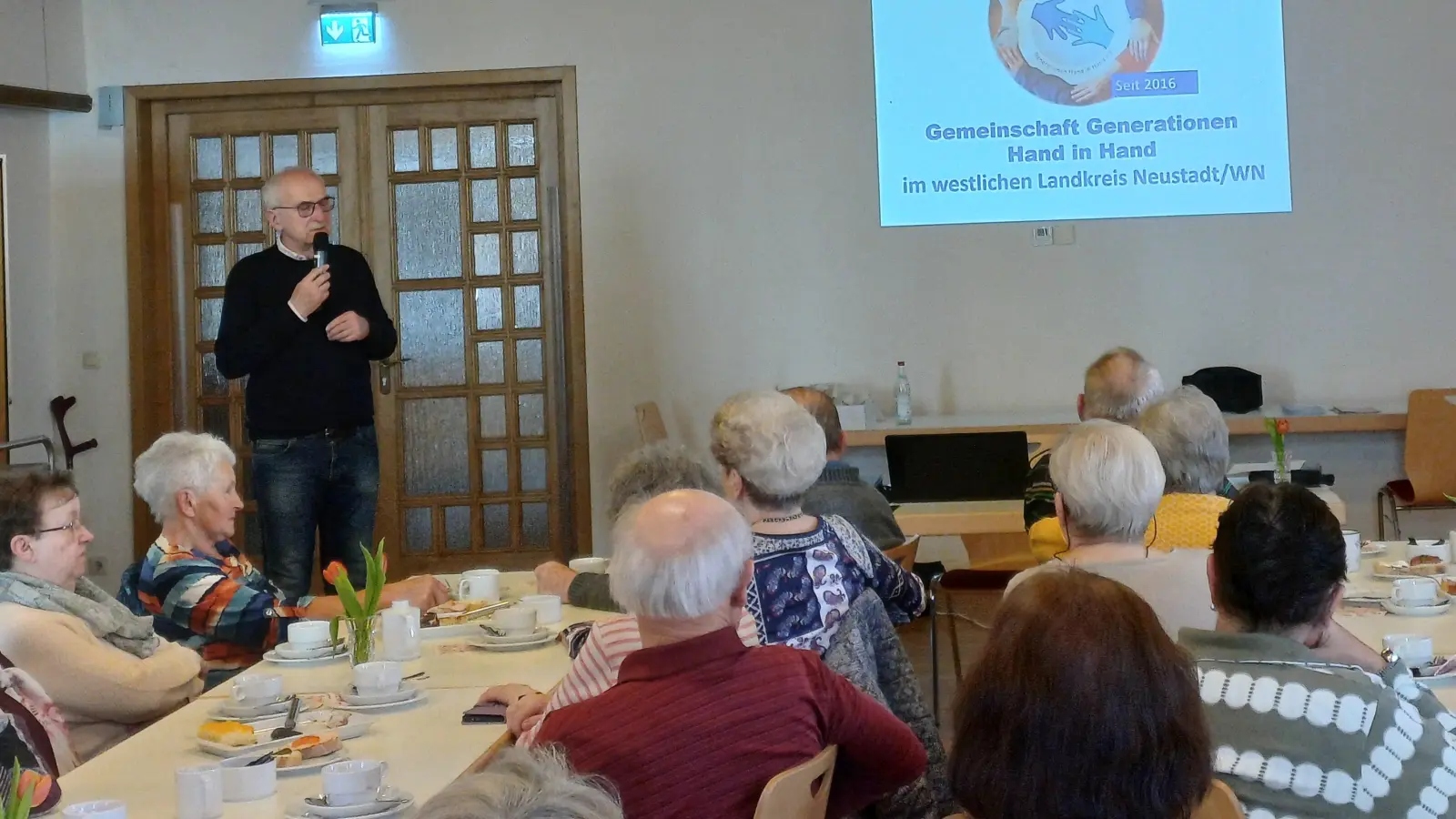 Herr Sertl von der GeHiH informierte beim Seniorenkreis (Bild: Sonja Schecklmann)