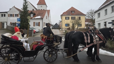 Der heilige Nikolaus im Pferdegespann unterwegs in Ursensollen (Bild: Daniel Meuler)