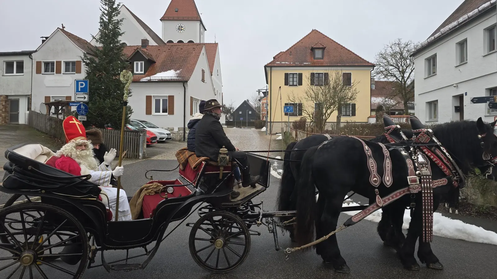 Der heilige Nikolaus im Pferdegespann unterwegs in Ursensollen (Bild: Daniel Meuler)