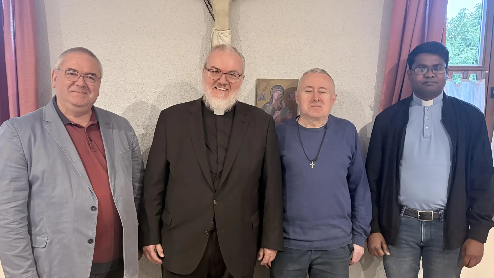 Auf dem Bild v.li. nach re.: KEB Tirschenreuth Hans Stelzl, Pater Gerhard, Arbeitskreiskoordinator Stefan Roth und Pfarrvikar Pater Arul  (Bild: Alexander Hörl)