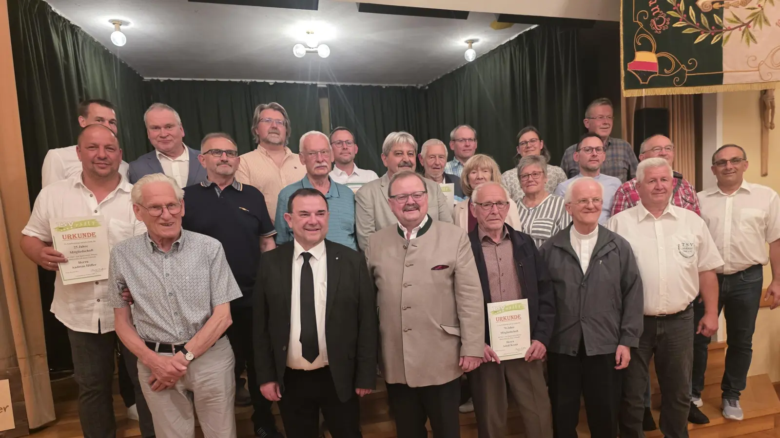 Im Bild die Geehrten beim Festkommers.  (Bild: Christian Walter)