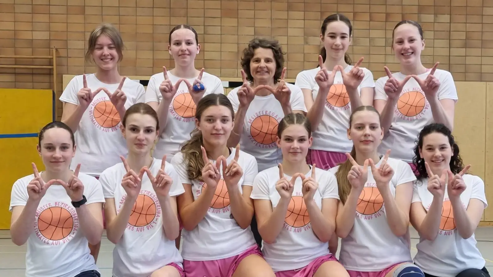 Das meisterliche Mädchenteam bestehend aus (h. v. l).: Jamila Ederer, Johanna Herrmann, Trainerin Barbara Meier, Verena Ram, Romina Ram; (v. v. l).: Raffaella Vanino, Louisa Museta, Lena Wiesgickl, Milena Gradl, Eva Meller, Co-Trainerin Saskia Ruhland. Es fehlen: Annika Aumeier und Anna Bauer. (Bild: Christine Gradl)