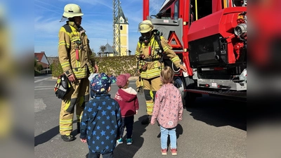 Die Krippenkinder lauschten gespannt den Ausführungen der beiden Feuerwehrmänner. (Bild: Katharina Fellner)