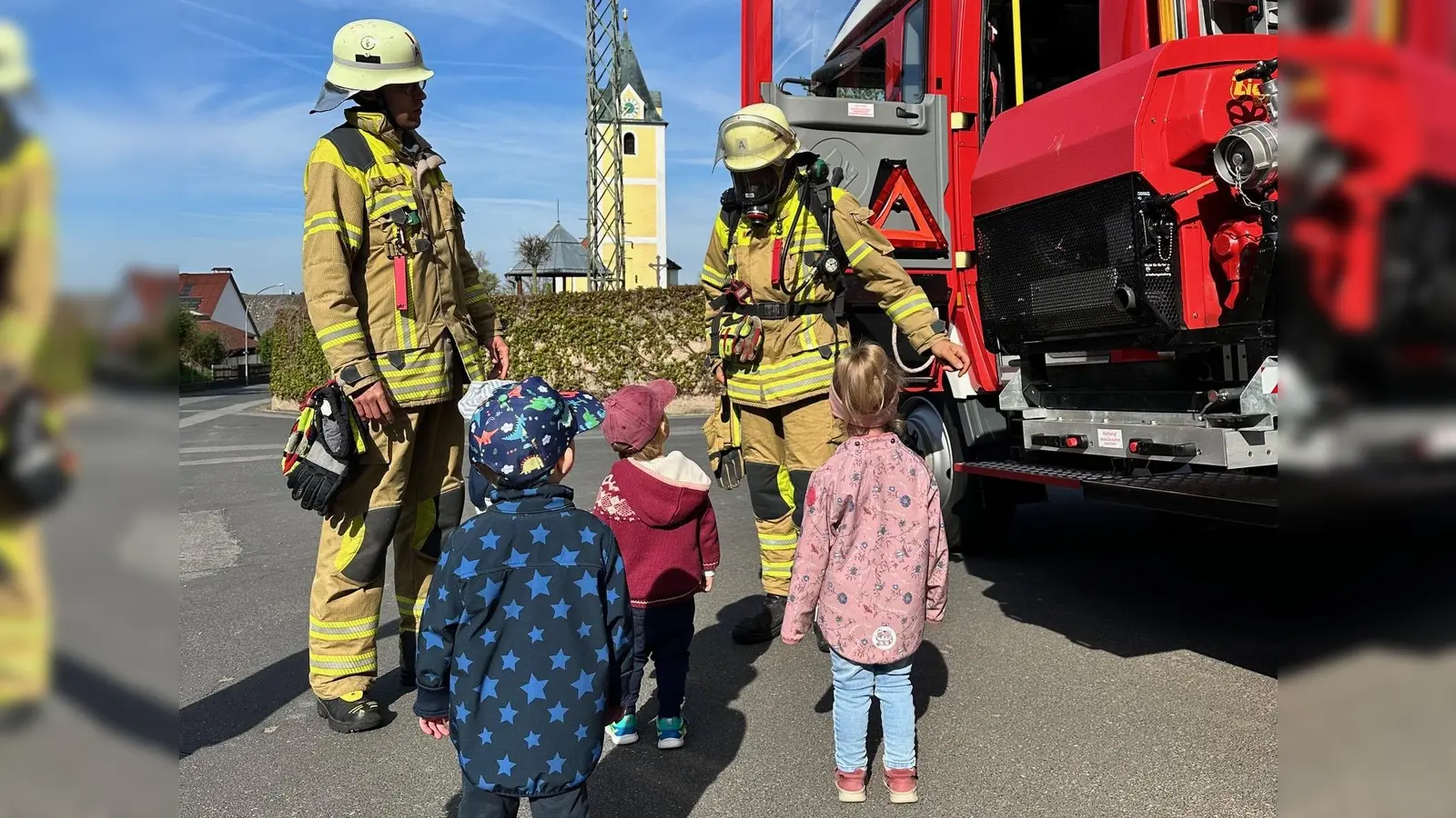Die Krippenkinder lauschten gespannt den Ausführungen der beiden Feuerwehrmänner. (Bild: Katharina Fellner)