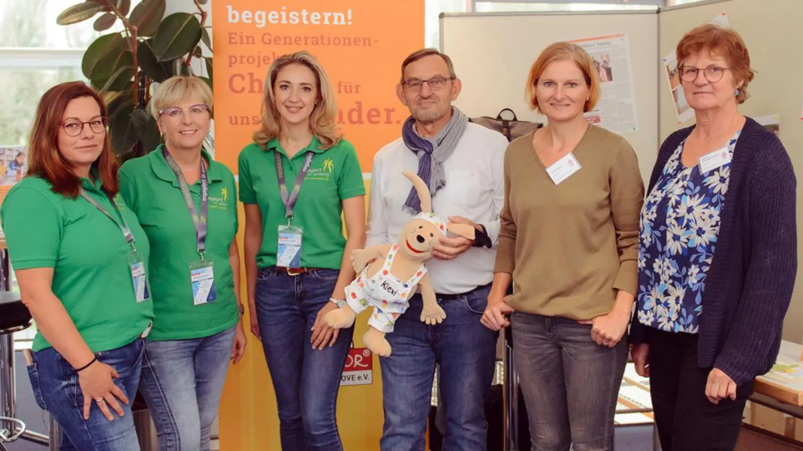 V.l.n.r. Melanie Benz (Mitarbeiterin der Freiwilligenagentur), Heidrun Rauhut (ehrenamtliche Projektleiterin der Freiwilligenagentur), Elisabeth Triller (Leiterin der Freiwilligenagentur), Erhard Ströhl (ehrenamtlicher Projektleiter MENTOR – Lesepaten im AOVE e.V.), Ulrike Pfleger und Sabine Baumeister-Kiener (Mitarbeiterinnen des SkF Amberg e.V).  (Bild: Mariana Honcharenko)