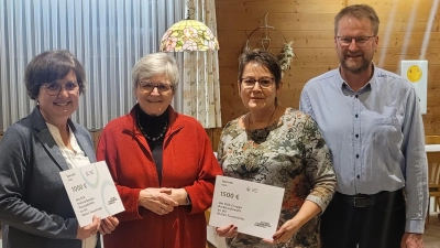 Das Katholische Landvolk denkt an die Mitmenschen: Der KLB-Kreisverband Neustadt/WN spendet 1000 Euro und die KLB Burkhardsrieth 1500 Euro an die Aktion „Feuerkinder” von Dr. Annemarie Schraml (Zweite von links). Mit im Bild die beiden KLB - Kreisvorsitzenden Maria Pleyer (Waldthurn - links) und Willi Kellner (Oberlind) sowie die Vorsitzende der KLB Burkhardsreuth Rita Hey (Zweite von rechts). (Bild: Horst Pleyer)