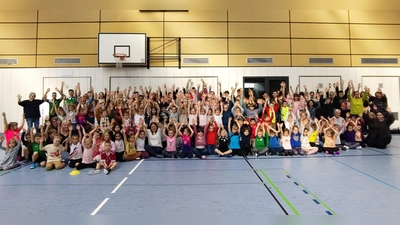 Die Gruppe in der Mehrzweckhalle. (Bild: Christina Ponader)