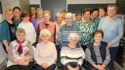 25 treue Mitstreiterinnen, davon 13 Gründungsmitglieder, wurden bei der Hauptversammlung des Katholischen Frauenbundes Burkhardsreuth geehrt. Stehend von links Vorsitzende Christine Ackermann und Vizevorsitzende Andrea Schwemmer. (Bild: Bernhard Piegsa )