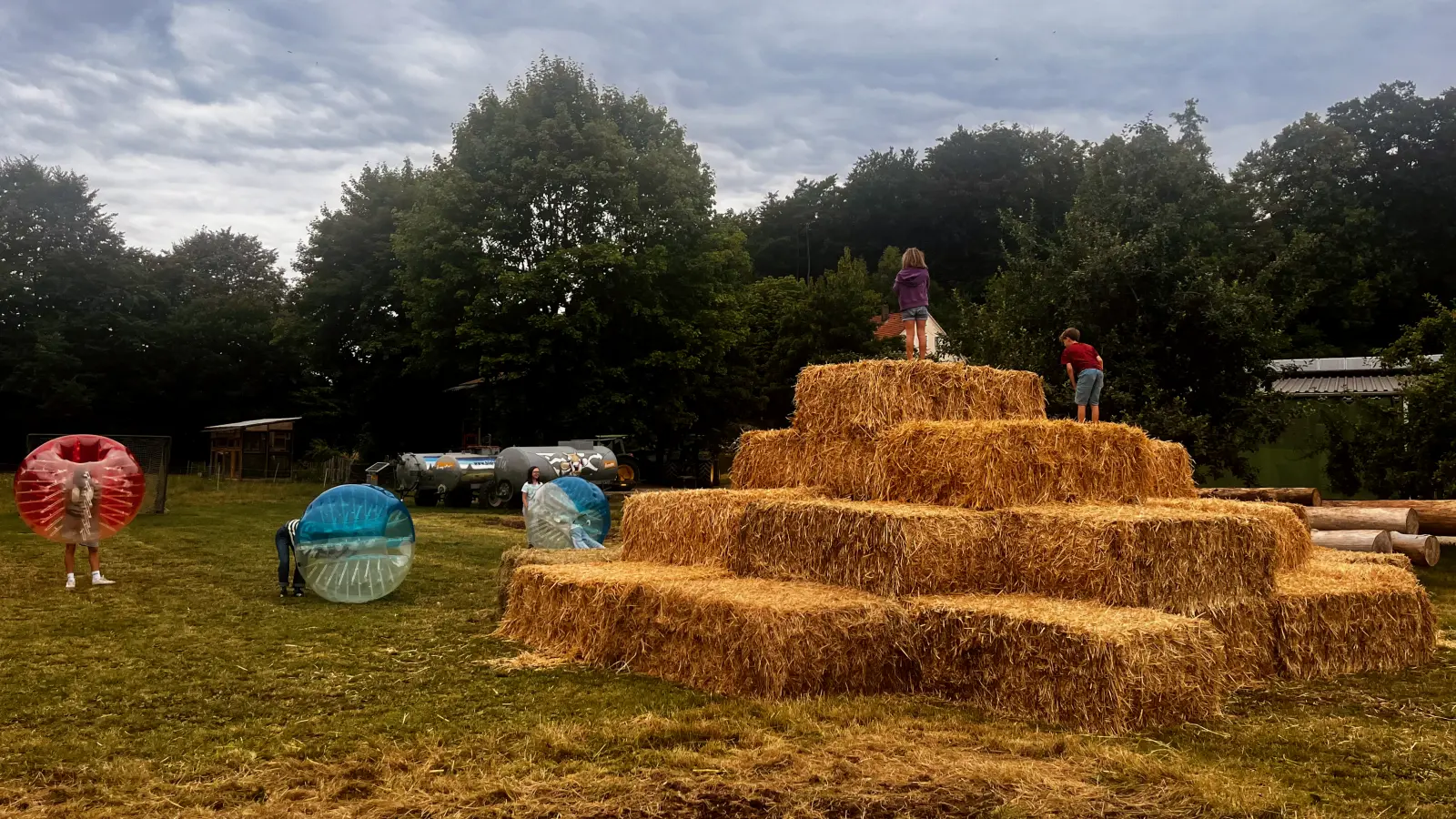 Die Hüpfburg aus Stroh und die Bumper-Bälle waren ein Highlight auf dem Fest.  (Bild: Wohngruppe Jurahof)