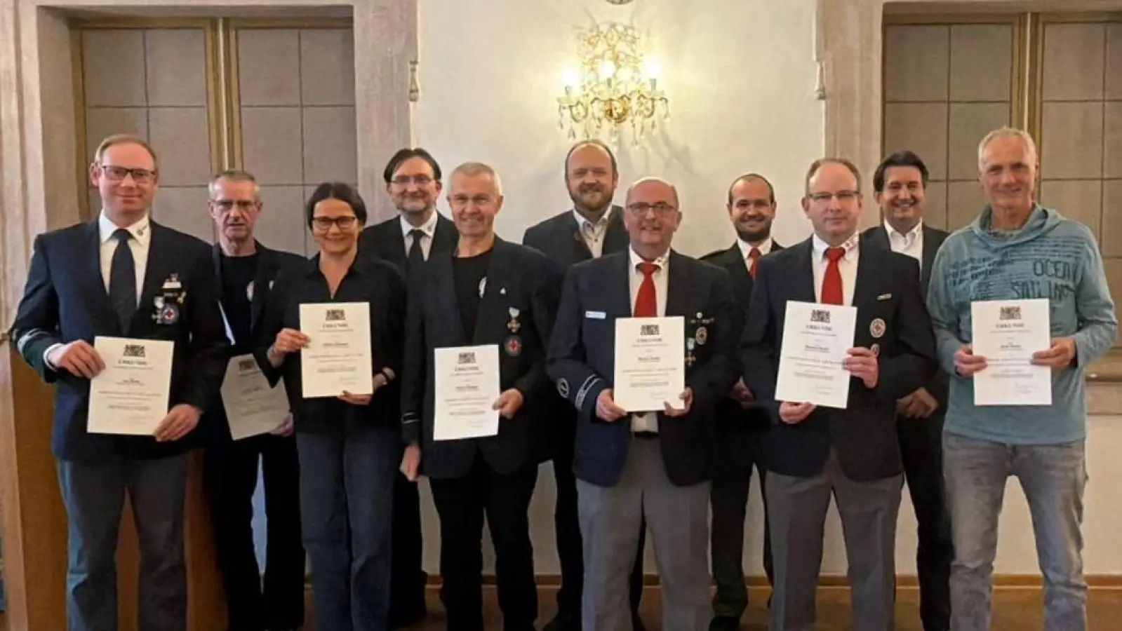 In einer Feierstunde in der Kapelle des Lobkowitz-Schlosses wurden Mitglieder des BRK Kreisverbands Weiden und Neustadt/WN für langjähriges ehrenamtliches Engagement ausgezeichnet. (Bild: Markus Zimmermann )