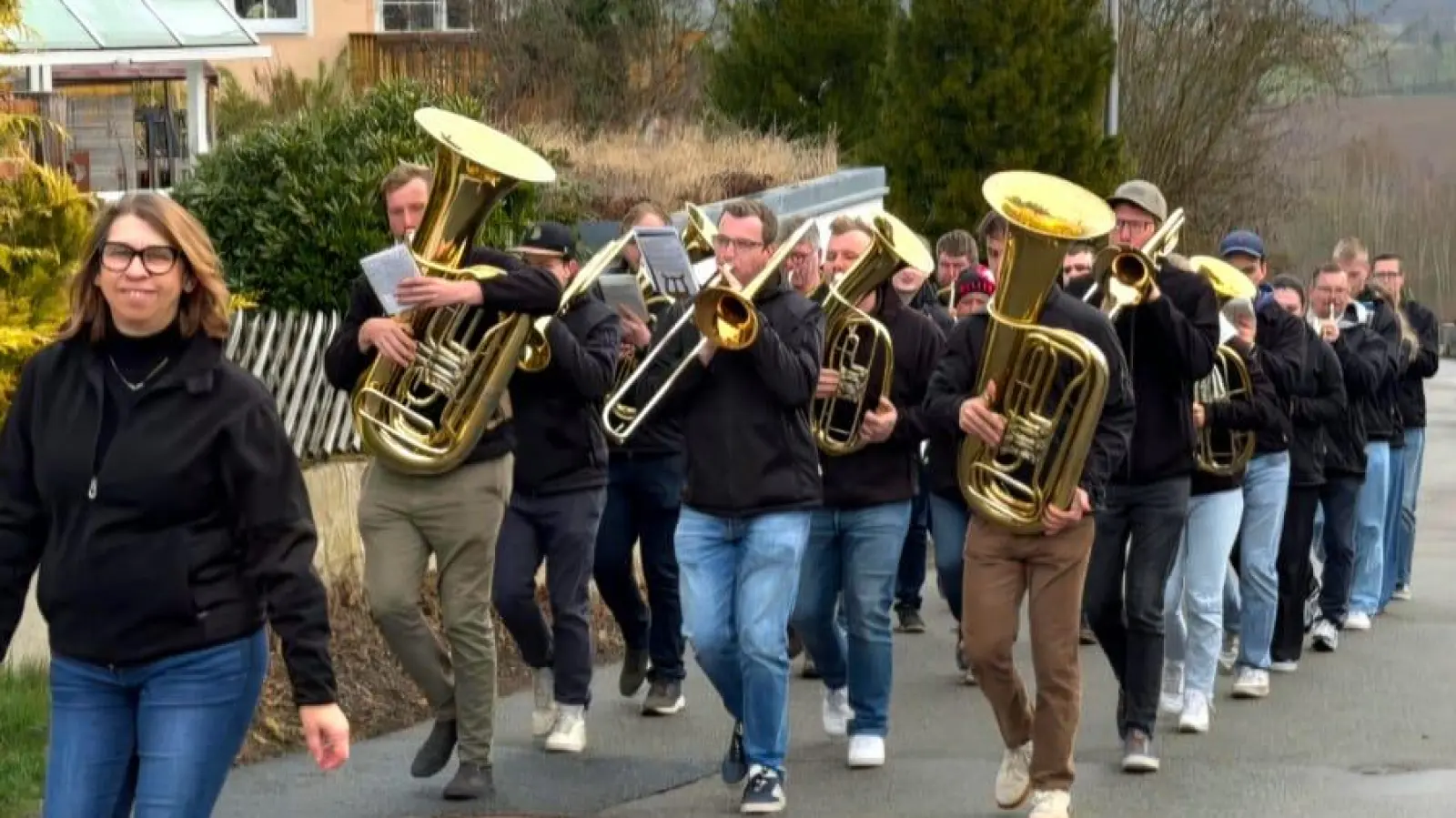 Gerlinde Gläser marschiert mit der Jugendkapelle durch Roggenstein. (Bild: Julia Herold)