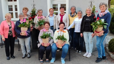 Die aktuelle Vorstandschaft des KDFB Trausnitz bedankte sich bei den ausgeschiedenen Mitgliedern mit Blumen. (Bild: Maria Müller)