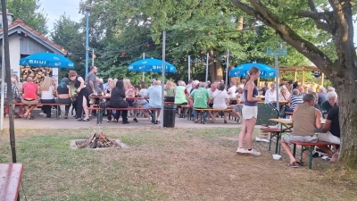 Bevölkerung bei der Sommerloch-Party des OGV. (Bild: Doris Schraml)