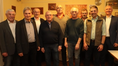 Die anwesenden Geehrten des CSU-Ortsverbandes mit Ortsvorsitzendem Josef Weinfurtner (2.v.l.), Altbürgermeister Gotthard Färber (l.), Bürgermeister Erwin Geitner (3.v.l.) und MdL Harald Schwartz (r.). (Bild: Michael Rabenhofer )