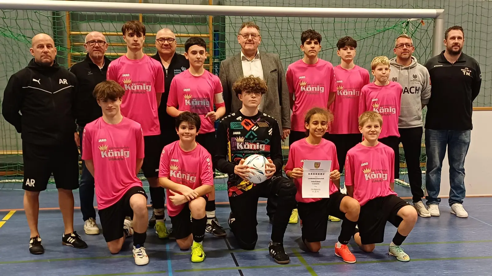 Die Siegermannschaft der JFG Obere Vils mit Betreuer Alex Rittner, Erich Dömel, Robert Graf (beide Sportförderung Landkreis), Bürgermeister Hans-Martin Schertl, Trainer Daniel Obermeier und Tobias Meidinger (von links).<br> (Bild: Stephanie Winter)