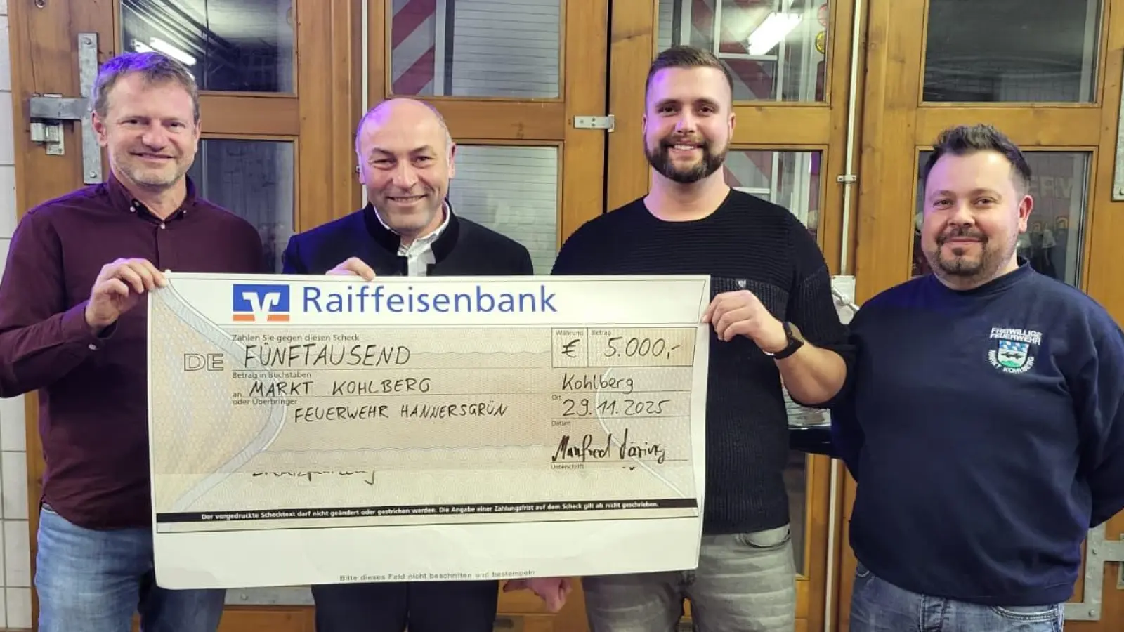 Vorstand Manfred Häring (li.) und Kommandant Alexander Krauß (3. v. li.) von der Feuerwehr Hannersgrün übergeben Bürgermeister Gerhard List (2. v. li.) einen Scheck über 5.000,Euro. Rechts: Matthias List, Kommandant FFW Kohlberg. (Bild: Hanna Häring )