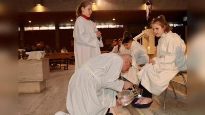 Bei der Feier des Gründonnerstags wurden auch zwei Kommunionkinder im Rahmen der traditionellen Fußwaschung einbezogen. (Bild: Thomas Held)