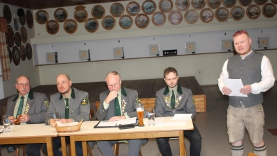 Vom erfolgreichen Start der Böllergruppe berichtete deren Sprecher Lukas Baumann (rechts) bei der Hauptversammlung der Schützengesellschaft „Tannenzweig”. Von links: Schützenmeister Hans Hey, zweiter Schützenmeister Matthias Ripper, Vorsitzender Max Wagner, Sportleiter Dominik Petzak. (Bild: Bernhard Piegsa)