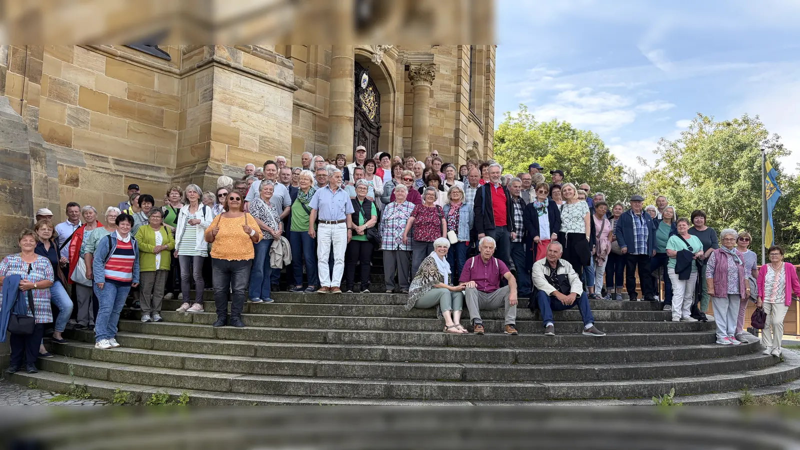 Abwechslungsreich und voller Kurzweil verlief die Tagesfahrt der Gesellschaft Frohsinn bei einer „Fahrt ins Blaue” ins Land der Franken. Die Reisenden vor der Basilika Vierzehnheiligen.  (Bild: Robert Dotzauer)