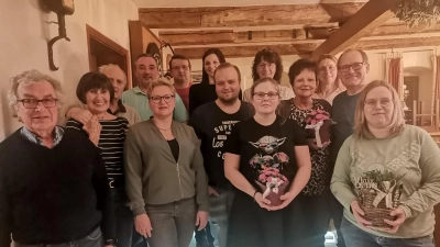 Die Vorstandschaft des OGV Winklarn mit den Neumitgliedern und den Geehrten. (Bild: Annemarie Mösbauer)