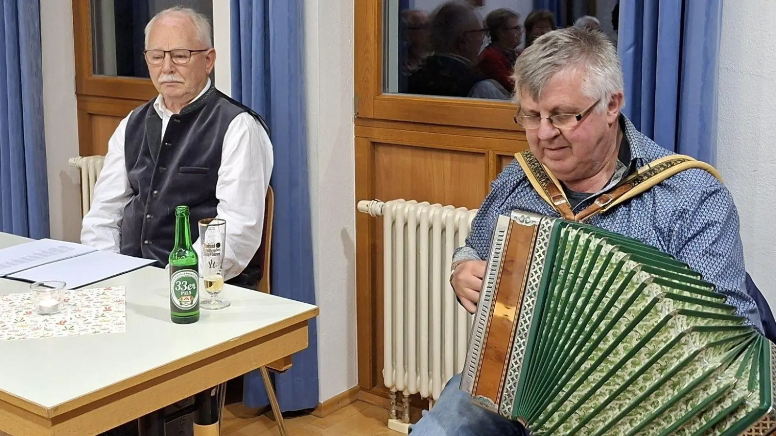 Mundart-Poet „Sandreg Schore”, alias Georg Winkler und Robert Winkler beim geselligen Abend der KAB. (Bild: Hildegard Zimmer-Sperl)