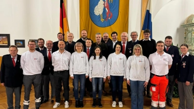 Die Gäste mit den geehrten ehrenamtlichen Mitgliedern (Bild: Heinrich Rewitzer)