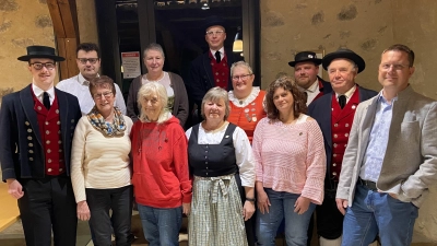 Langjährige Mitglieder wurden geehrt: Hinten von links: Kilian Guttenberger, Markus Rippl, Johanna Gebhard, Alois Platzer, Gaukassierin Kerstin Meisel, Vorstand Andreas Pirner, Georg Pirner. Vorne von links: Gunda Pirner, Christine Richthammer, Liselotte Pirner, Meike Hauenstein, Bürgermeister Jörk Kaduk. (Bild: Uwe Guttenberger)
