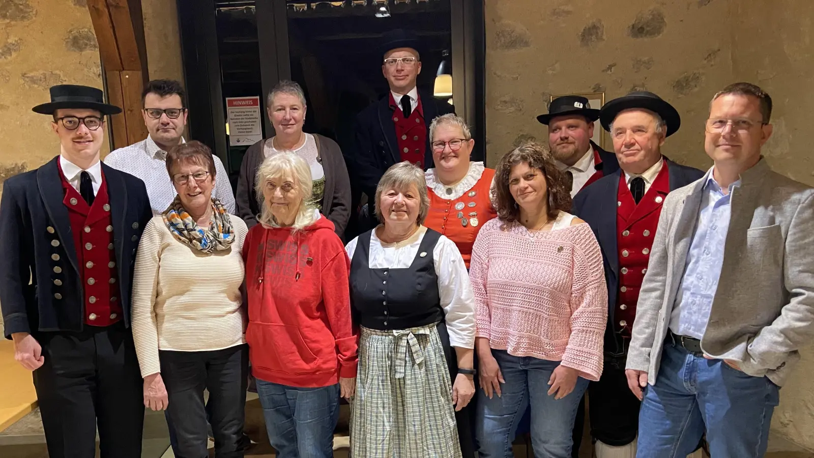 Langjährige Mitglieder wurden geehrt: Hinten von links: Kilian Guttenberger, Markus Rippl, Johanna Gebhard, Alois Platzer, Gaukassierin Kerstin Meisel, Vorstand Andreas Pirner, Georg Pirner. Vorne von links: Gunda Pirner, Christine Richthammer, Liselotte Pirner, Meike Hauenstein, Bürgermeister Jörk Kaduk. (Bild: Uwe Guttenberger)