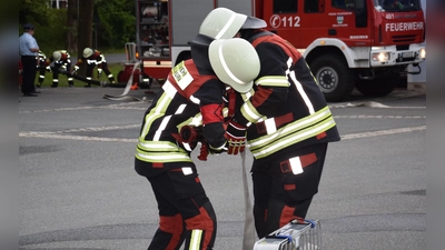 Bei allen Aktionen war Teamwork wichtig - ob beim Ankuppeln des C-Strahlrohrs an den Schlauch oder, wie im Hintergrund, beim Kuppeln der Saugleitung. (Bild: Tanja Pflaum)
