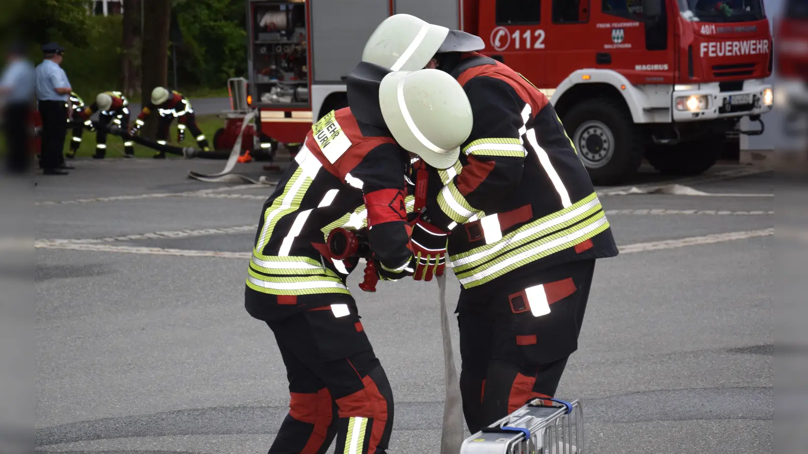 Bei allen Aktionen war Teamwork wichtig - ob beim Ankuppeln des C-Strahlrohrs an den Schlauch oder, wie im Hintergrund, beim Kuppeln der Saugleitung. (Bild: Tanja Pflaum)