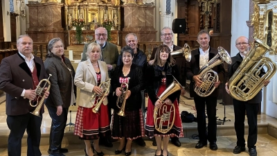 Die Bläser der Störnsteiner Blasmusik mit Anni Löw (2. v.l.), Georg Stahl (4. v.l.) und Reinhard Schöttl (6. v.l.) (Bild: Reinhard Schöttl)
