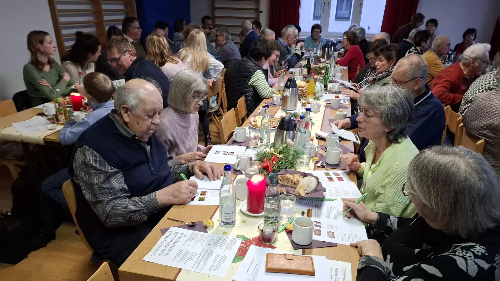 Die Gäste beim Erraten der Kinderfotos. (Bild: Stephanie Lederer)