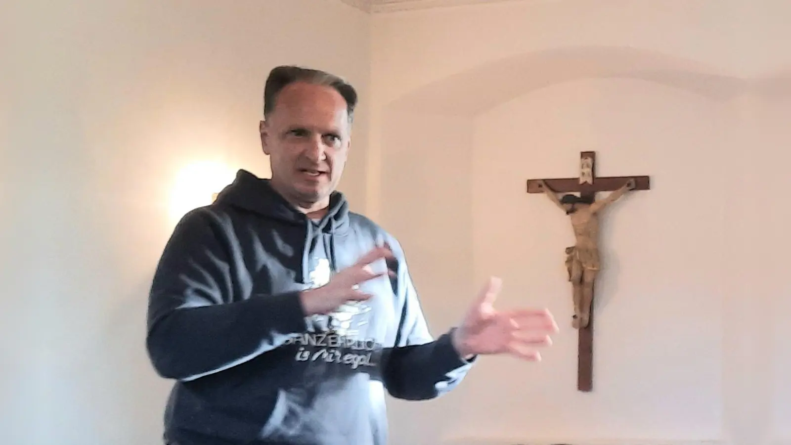 Rumsommelier Pfarrer Stefan Wissel beim Rumtasting der Kolpingsfamilie (Bild: Brigitte Hammer)