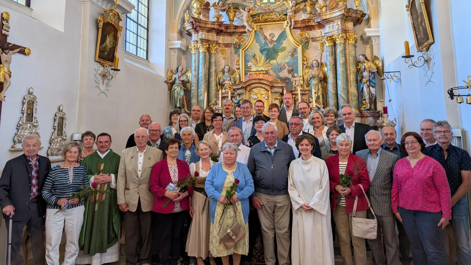 Auf dem Bild zu sehen: 16 Jubelpaare der Pfarreiengemeinschaft Bärnau-Hohenthan-Schwarzenbach mit den Pfarrgemeinderatssprechern: Markus Fichtner (Bärnau), Theresa Meindl (Hohenthan), Monika Wild (Schwarzenbach), Kirchenpfleger Josef Frank (Schwarzenbach), Pastoralreferentin Maria Wagner und Pfarrer Konrad Amschl (Bild: Maria Wagner)