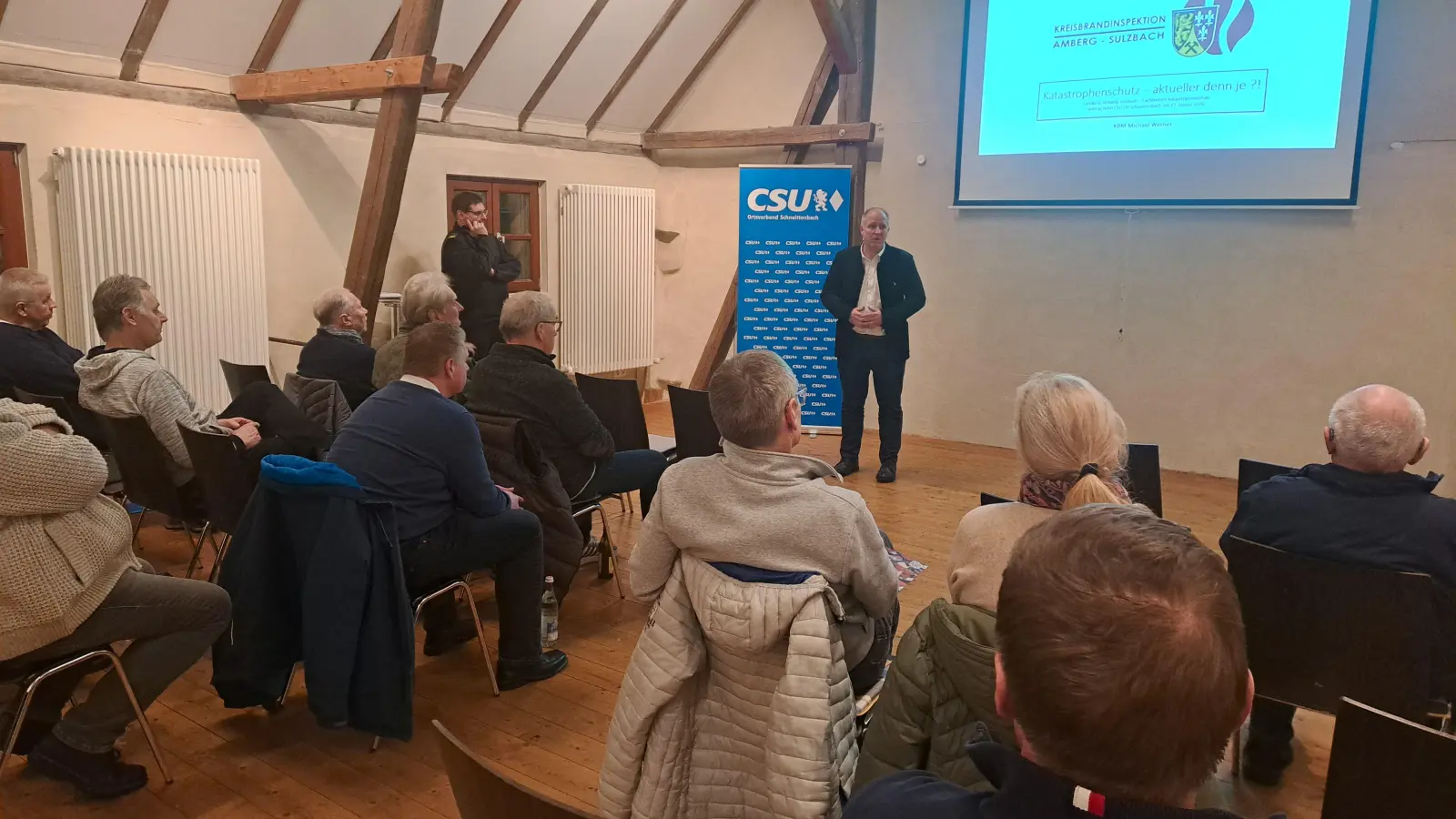 Kreisbrandmeister Michael Werner und Bürgermeister Marcus Eichenmüller stellen sich den Fragen der Anwesenden. (Bild: Thomas Hottner)