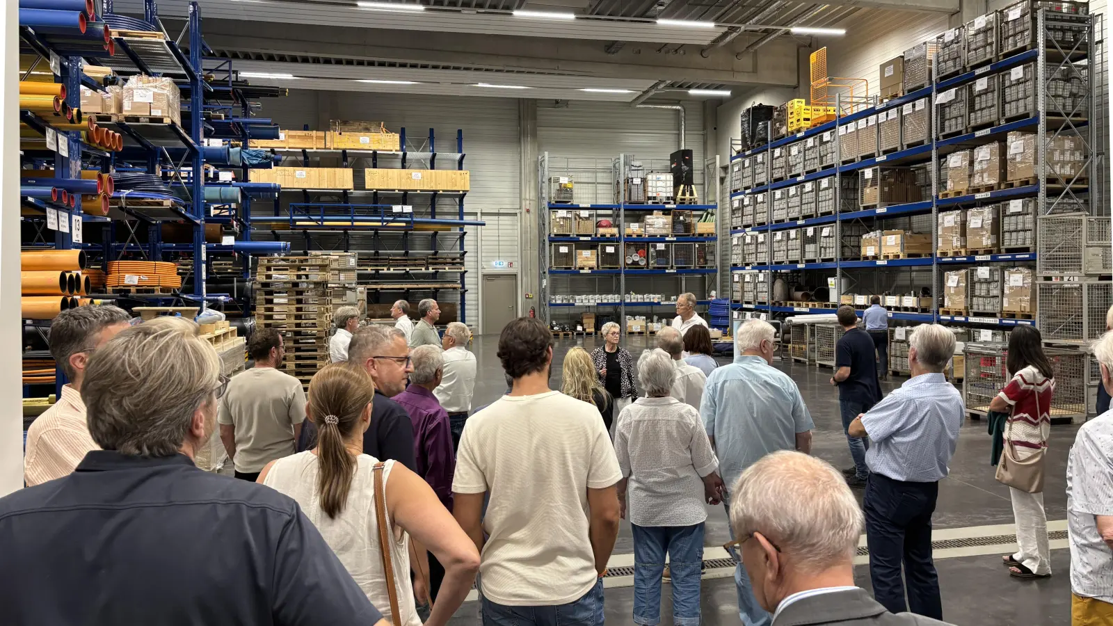 Was die Stadtwerke für die Daseinsvorsorge der Weidener leisten, erlebten Mitglieder des Wirtschaftsclubs jetzt bei der Besichtigung von Wasserwerk und Betriebshof. 	 (Bild: Susanne Forster)