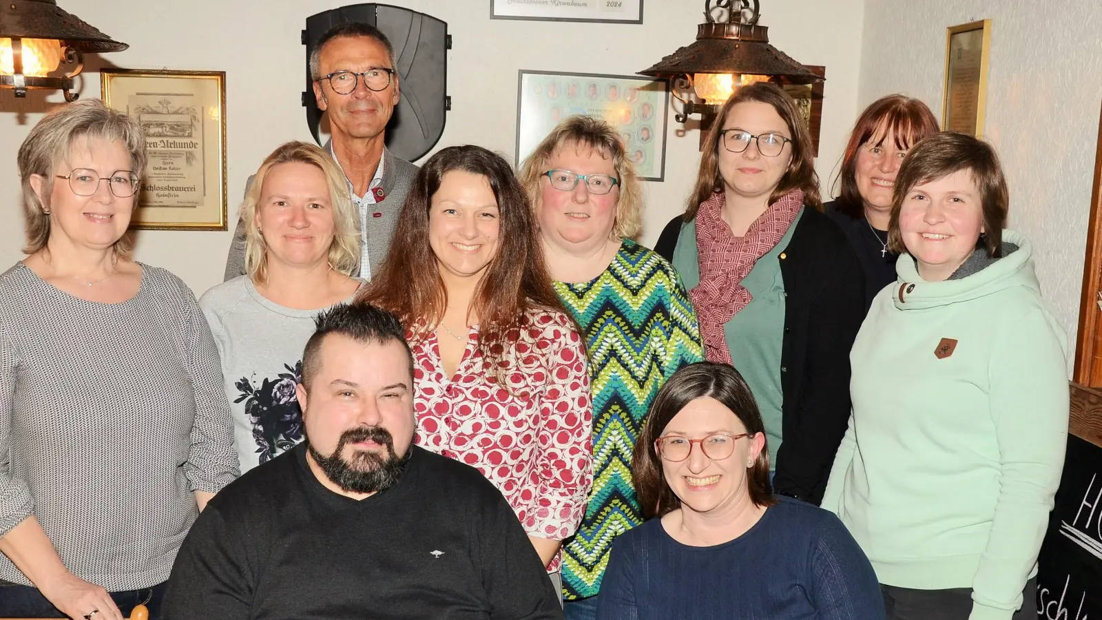 Die neue stark verjüngte Vorstandschaft mit Bürgermeister Peter Achatzi (Bild: Erwin Kolb)