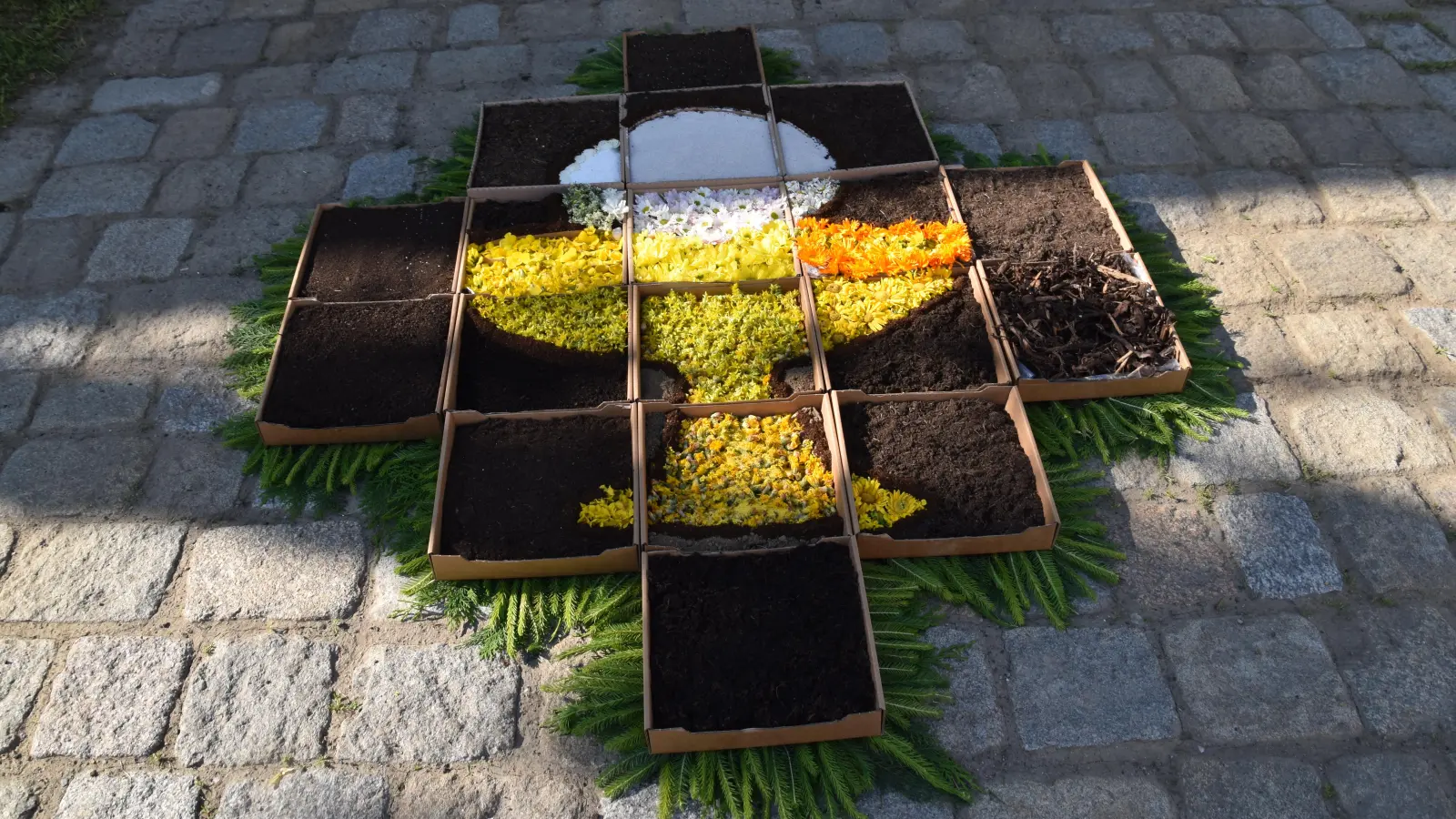 Blumenteppich der Firm- und Kommunionkinder (Bild: Nicole Rochelt)