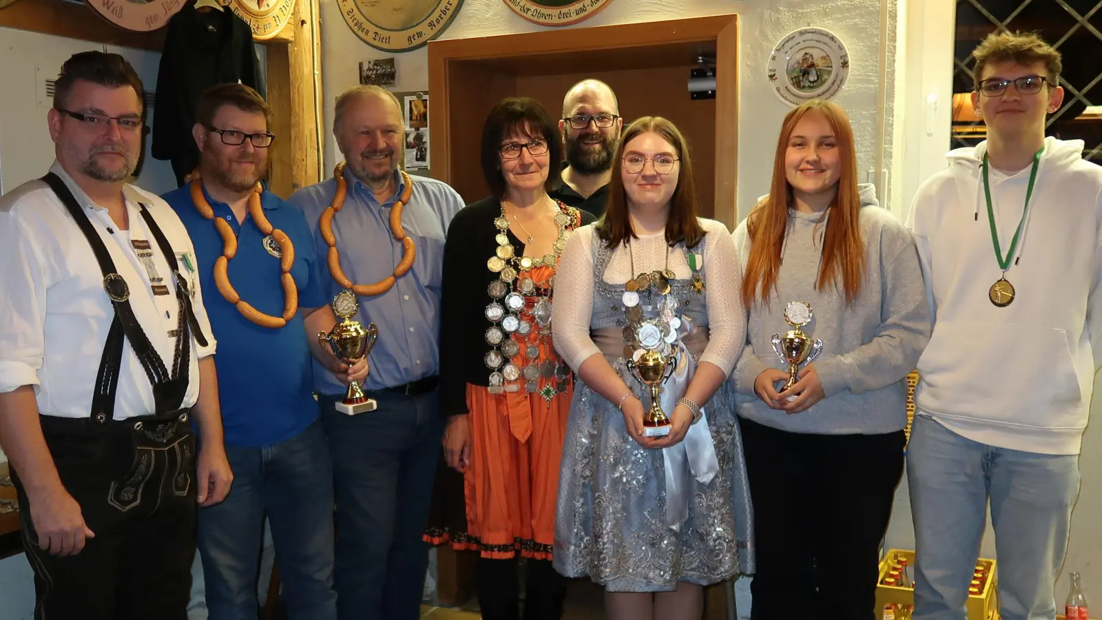 Von links:Richard Bäumler, Thomas Tichy, Klaus Brunner, Manuela Bromber, Markus Bachmeier, Eleonore Greger, Verena Hösel, Matteo Greger (Bild: Johann Adam)