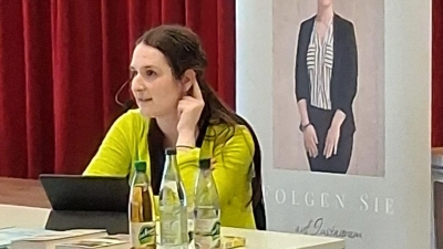 Yvette Eckstein begeisterte ihr Publikum bei der Lesung aus ihrem Heimatkrimi „Bärnauer Schatten“. (Bild: Michaela Kunz)