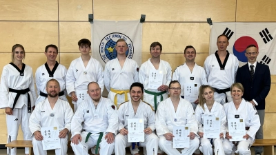 Gruppenbild der Prüflinge mit den Trainern sowie Prüfer Jörg Steindl (hintere Reihe, r.) (Bild: Jennifer Paulus )