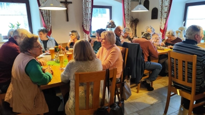 Rund 60 Seniorinnen und Senioren aus der Pfarreiengemeinschaft genossen das traditionelle Fischessen in der Holzmühle. (Bild: Franz Melchner)
