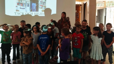 Autorin Emma Karinsdotter mit Schüler/-innen der Grundschule Waldsassen.  (Bild: Kristina Gebel )