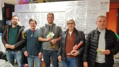 Von links: Tobias Kellner, Vorsitzender Franz Salfer, Gewinner Moritz Holzgartner, Gerhard Adam und Josef Ebnet. (Bild: Uwe Salfer)