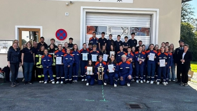 Spiel, Spaß und Kameradschaft: Bei der Jugendfeuerwehr-Olympiade in Muschenried stellten sich die Nachwuchsfeuerwehrleute zahlreichen abwechslungsreichen Spielen und Aufgaben. Mit dabei waren die Jugendfeuerwehren aus Winklarn, Muschenried, Nunzenried, Haag, Langau und Schneeberg sowie die unterstützenden Feuerwehren aus Oberviechtach und Lind. Den ersten Platz und den Wanderpokal sicherte sich die Jugendfeuerwehr Langau vor Haag und Muschenried. Auch Kreisbrandmeister Peter Killermann und 1. Bürgermeisterin Sonja Meier waren vor Ort. Die Hauptorganisation lag bei Jugendwartsprecherin Kathrin Götz, unterstützt von Thomas Biegerl und Thomas Grundler. (Bild: Florian Bronold)